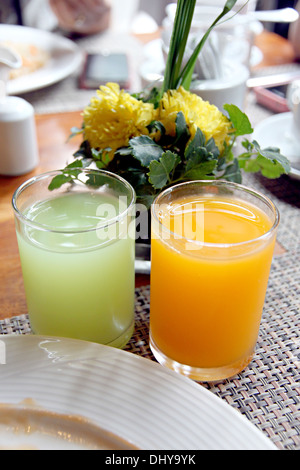 Il succo di frutta in vetro sul tavolo. Foto Stock