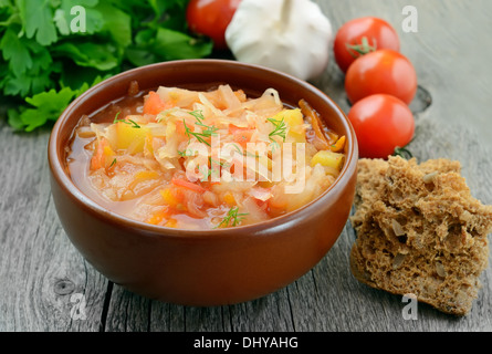 Zuppa di crauti in marrone ciotola sul tavolo di legno Foto Stock