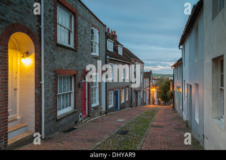 Crepuscolo presso Keere Street in Lewes, East Sussex, Regno Unito Foto Stock