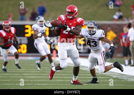 University Park, TX, Stati Uniti d'America. Xvi Nov, 2013. Novembre 16, 2013: Southern Methodist Mustangs linebacker Stephon Sanders (23) intercetta un pass e lo esegue un backup per un touchdown durante un collegio di NCAA Football gioco quando SMU hosted università del Connecticut a Gerald Ford J. Stadium nel Parco di Università, TX. Neil Fonville/CSM/Alamy Live News Foto Stock