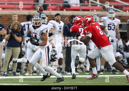 University Park, TX, Stati Uniti d'America. Xvi Nov, 2013. Novembre 16, 2013: Connecticut Huskies wide receiver Deshon Foxx (4) rende un fermo durante un collegio di NCAA Football gioco quando SMU hosted università del Connecticut a Gerald Ford J. Stadium nel Parco di Università, TX. Neil Fonville/CSM/Alamy Live News Foto Stock
