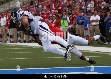 University Park, TX, Stati Uniti d'America. Xvi Nov, 2013. Novembre 16, 2013: Connecticut Huskies stretto fine Sean McQuillan (49) Si ritiene che le catture di 1 yard touchdown durante un collegio di NCAA Football gioco quando SMU hosted università del Connecticut a Gerald Ford J. Stadium nel Parco di Università, TX. Neil Fonville/CSM/Alamy Live News Foto Stock