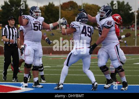 University Park, TX, Stati Uniti d'America. Xvi Nov, 2013. Novembre 16, 2013: Connecticut Huskies stretto fine Sean McQuillan (49) celebra la cattura di un touchdown durante un collegio di NCAA Football gioco quando SMU hosted università del Connecticut a Gerald Ford J. Stadium nel Parco di Università, TX. Neil Fonville/CSM/Alamy Live News Foto Stock