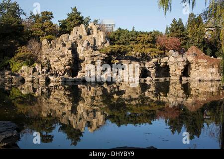 Pechino, Cina. Xii Nov, 2013. Il Tempio del Sole è situato nel quartiere di Chaoyang, Pechino, Cina. Un altro suo nome è Ritan park. © Jiwei Han/ZUMA filo/ZUMAPRESS.com/Alamy Live News Foto Stock