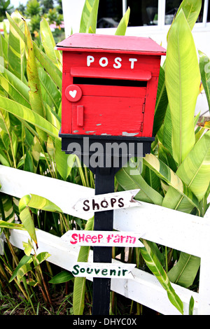 Il Red letter box davanti la casa. Foto Stock