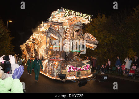 Glastonbury, Regno Unito. Xvi Nov, 2013. Glastonbury e Chilkwell Guy Fawkes Carnevale 2013, Glastonbury, Somerset, UK Credit: Richard Winn/Alamy Live News Foto Stock