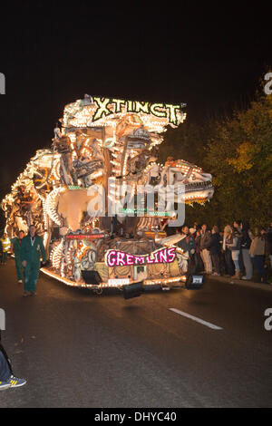 Glastonbury, Regno Unito. Xvi Nov, 2013. Glastonbury e Chilkwell Guy Fawkes Carnevale 2013, Glastonbury, Somerset, UK Credit: Richard Winn/Alamy Live News Foto Stock