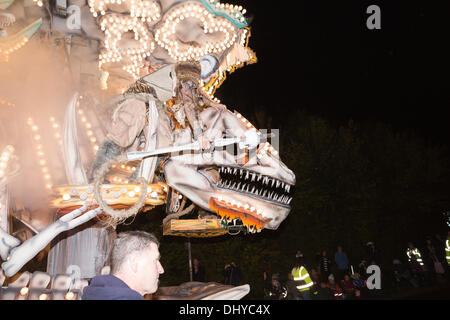 Glastonbury, Regno Unito. Xvi Nov, 2013. Glastonbury e Chilkwell Guy Fawkes Carnevale 2013, Glastonbury, Somerset, UK Credit: Richard Winn/Alamy Live News Foto Stock