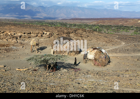 Capanne di un remoto villaggio Turkana vicino a Loiyangalani, il lago Turkana in Kenya. Foto Stock