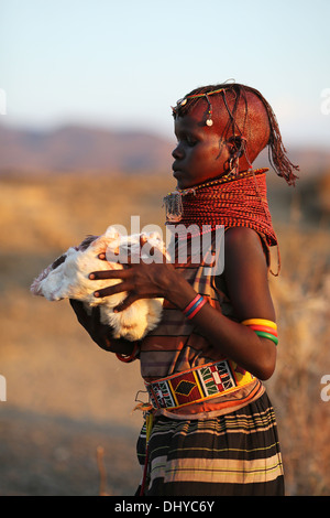 Un adolescente ragazza Turkana in abito tradizionale, in un remoto villaggio Turkana vicino a Loiyangalani, il lago Turkana in Kenya. Foto Stock