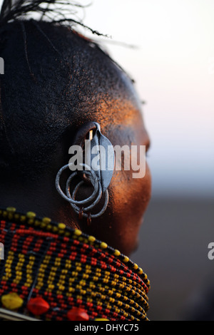 Un uomo sposato Turkana giovane donna in abito tradizionale in una remota tribù Turkana villaggio vicino Loiyangalani, il lago Turkana in Kenya. Foto Stock