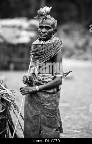 Anziani Samburu donna in abito tradizionale in una remota tribù Samburu villaggio nei pressi di South Horr, Kenya. Foto Stock