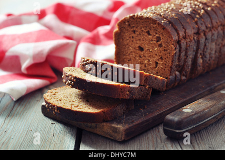 Fette di pane di segale sul tagliere closeup Foto Stock