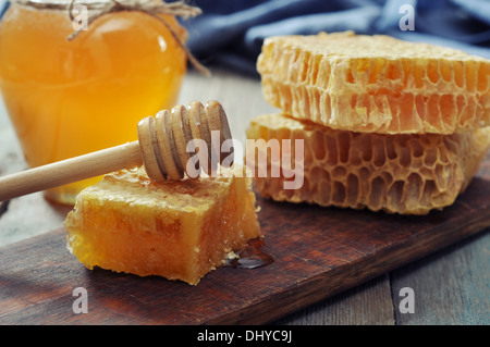 Favo di miele bilanciere su vintage sfondo di legno Foto Stock