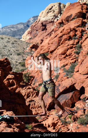 L'uomo cammina su highline al Red Rock Canyon National Conservation Area, che si trova a circa 20 miglia dal Las Vegas Foto Stock