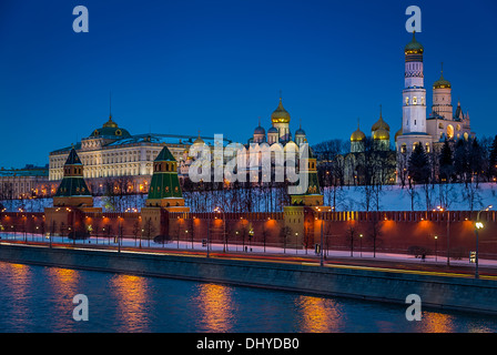 Vista ravvicinata del Cremlino dalle rive del fiume Moskva a Mosca di notte nella Federazione russa Foto Stock