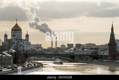 Vista del fiume Moskva con il Cremlino e la Cattedrale di Cristo Salvatore in background in Mosca. Foto Stock