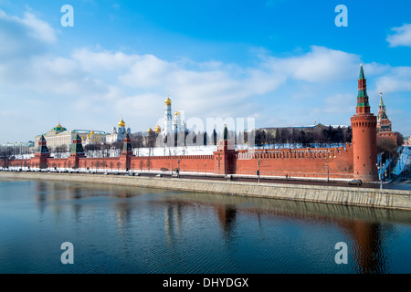 Vista giorno del Cremlino dalle rive del fiume Moskva a Mosca, in Russia. Foto Stock