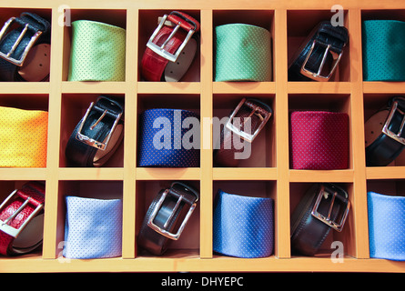 Ampia selezione di cravatte e cinture in vendita Foto Stock