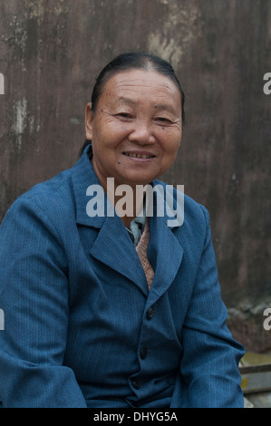 Ritratto di una donna di villaggio in Tangmo, Huizhou, Anhui, Cina Foto Stock