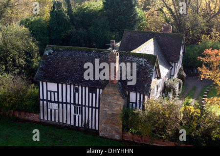 Casa in legno e muratura visto dalla torre di Sant'Elena è la Chiesa, Clifford Chambers, Warwickshire, Regno Unito Foto Stock