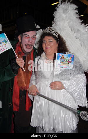 16 nov. 2013. Derby, Regno Unito. Xvi Nov, 2013. Cheryl Fergison vestito come il suo carattere pantomime "acquavite di fagioli' e attore George Telfer vestito come il suo carattere di pantomima Fleshcreep a Derby centro città capitale della FM le luci di Natale di accendere in associazione con Derby Live. Cheryl Fergison è il protagonista di Jack e il Beanstalk presso le Sale Assemblea di Derby, 4 dic - 5 Gen al fianco di attore, George Telfer. Credito: Deborah Vernon/Alamy Live News Foto Stock