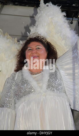 16 novembre 2013. Derby, Regno Unito. 16 Nov 2013. Cheryl Fergison, vestita come il suo carattere pantomima ‘Spirit of the Beans’ sul palco della capitale FM Christmas Lights di Derby in collaborazione con Derby Live. Cheryl Fergison è protagonista in Jack and the Beanstalk presso le sale dell'Assemblea di Derby, 4 dicembre – 5 gennaio, accanto all'attore George Telfer. Credit: Deborah Vernon/Alamy Live News Foto Stock