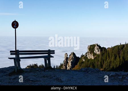 Montagna attraverso cielo nuvoloso, Kampenwand Chiemgau Alta Baviera Germania Foto Stock