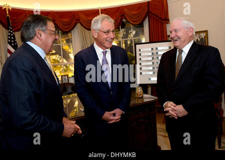 Il Segretario alla difesa degli Stati Uniti Chuck Hagel condivide una risata con l ex Segretario della Difesa Robert Gates, destra e Leon Panetta alla pace attraverso la forza Forum presso la libreria di Reagan Novembre 15, 2013 in Simi Valley, California. Foto Stock