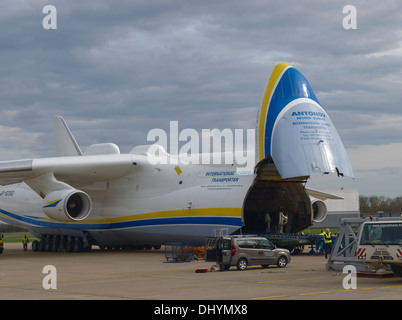 Nosegear risorto ed esteso della piattaforma di carico di Antonov un-225 durante il caricamento sessione a Pleso, Aeroporto di Zagabria, Croazia. Foto Stock