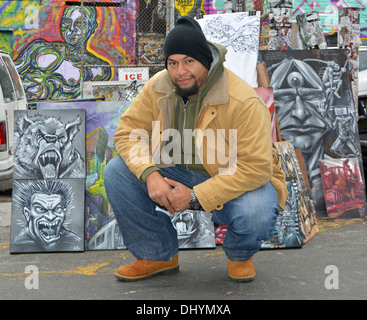 Ritratto di Graffiti artist davanti i suoi dipinti a 5 livelli Pointz nella città di Long Island, Queens, a New York Foto Stock