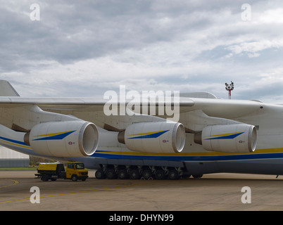 Carrello di servizio (generatore di corrente) è sul lato dell'Antonov un-225 aereo con tre motori in linea per il confronto delle dimensioni. Foto Stock