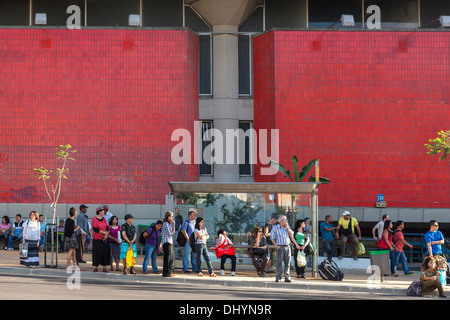 Persone in attesa per il bus fuori dalla nuova stazione centrale degli autobus di Tel Aviv, Israele Foto Stock
