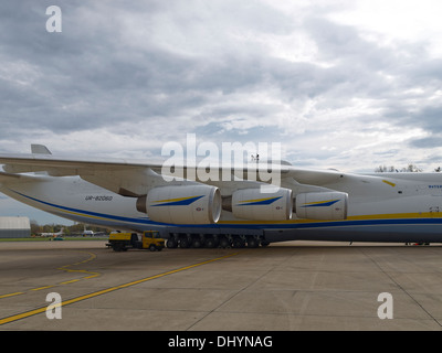 Carrello di servizio (generatore di corrente) è sul lato dell'Antonov un-225 aereo con tre motori in linea per il confronto delle dimensioni. Foto Stock