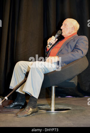 Birmingham, Regno Unito. Xvi Nov, 2013. Sir Stirling Moss parla di scena a Lancaster Insurance NEC Classic Car Show, Birmingham Credito: Matthew Richardson/Alamy Live News Foto Stock