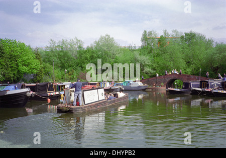 Narrowboat gite in barca, Hawne bacino, Dudley No2 Canal, Commbeswood, Halesowen, West Midlands, England, Regno Unito Foto Stock