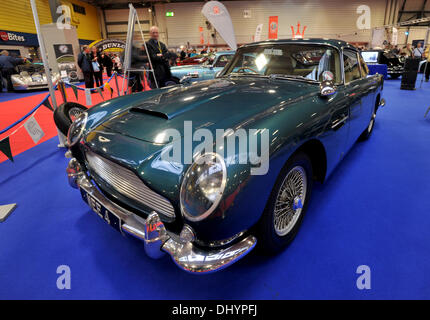 Birmingham, Regno Unito. Xvi Nov, 2013. Classico e auto d'epoca sul display a Lancaster Insurance NEC Classic Car Show a Birmingham. Aston Martin DB5 Credito: Matthew Richardson/Alamy Live News Foto Stock