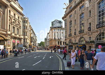 Piccadilly Circus è un nodo stradale e di spazio pubblico del West End di Londra Foto Stock