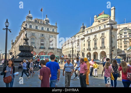 Piccadilly Circus è un nodo stradale e di spazio pubblico del West End di Londra Foto Stock