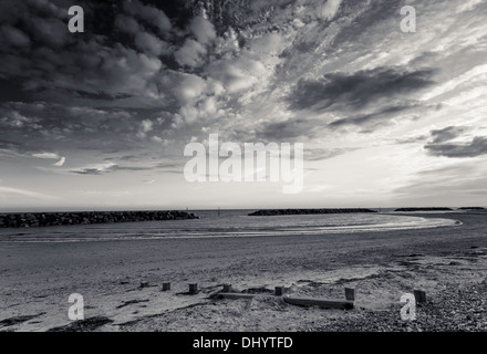 In bianco e nero del Elmer spiaggia a West Sussex, Regno Unito Foto Stock