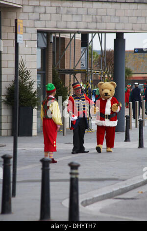 Poole, Regno Unito domenica 17 novembre 2013. Babbo Natale, Babbo Natale, arriva nel porto di Poole. Egli è venuto su una scialuppa di salvataggio con equipaggio RNLI, pronto per la Santa Parade con la folla che fiancheggiano le strade per salutarlo. Credito: Carolyn Jenkins/Alamy Live News Foto Stock