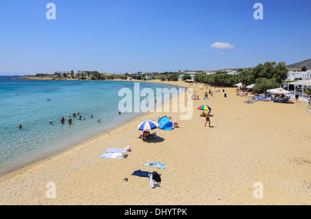 La gente sulla sabbia e nel mare in spiaggia LOGARAS, PAROS, CICLADI Grecia Foto Stock