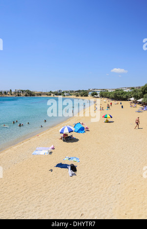 La gente sulla sabbia e nel mare in spiaggia LOGARAS, PAROS, CICLADI Grecia Foto Stock