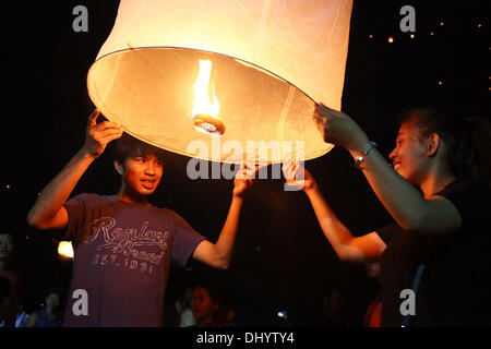 La spiaggia di Patong, Phuket, Tailandia. 17 novembre 2013. Sky Lanterns noto come Khom Loy presso il Loy Krathong Festival in Patong Beach, Phuket, Tailandia Foto Stock