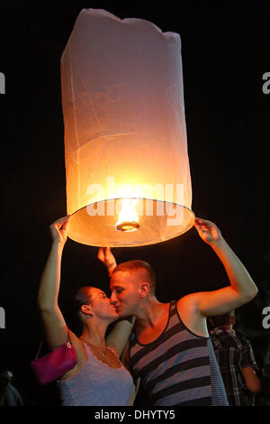 La spiaggia di Patong, Phuket, Tailandia. 17 novembre 2013. Sky Lanterns noto come Khom Loy presso il Loy Krathong Festival in Patong Beach, Phuket, Tailandia Foto Stock