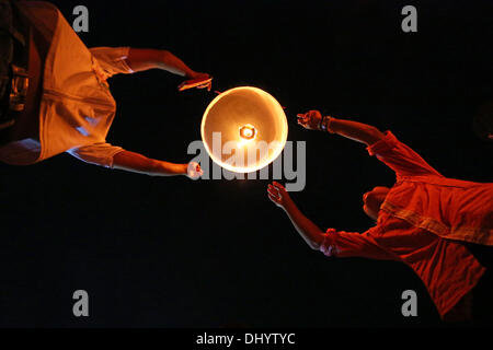 La spiaggia di Patong, Phuket, Tailandia. 17 novembre 2013. Sky Lanterns noto come Khom Loy presso il Loy Krathong Festival in Patong Beach, Phuket, Tailandia Foto Stock