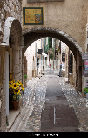 Arco e una stretta viuzza St Paul de Vence Provence Francia Foto Stock