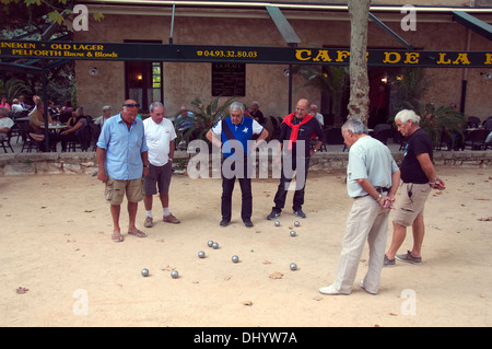 Gli uomini che giocano boule St Paul de Vence Provence Francia Foto Stock