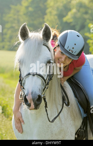 Giovane pilota sul dorso di un pony Connemara Foto Stock