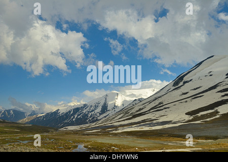Cime coperte di neve del Pir Panjal mountain range in Kashmir Foto Stock